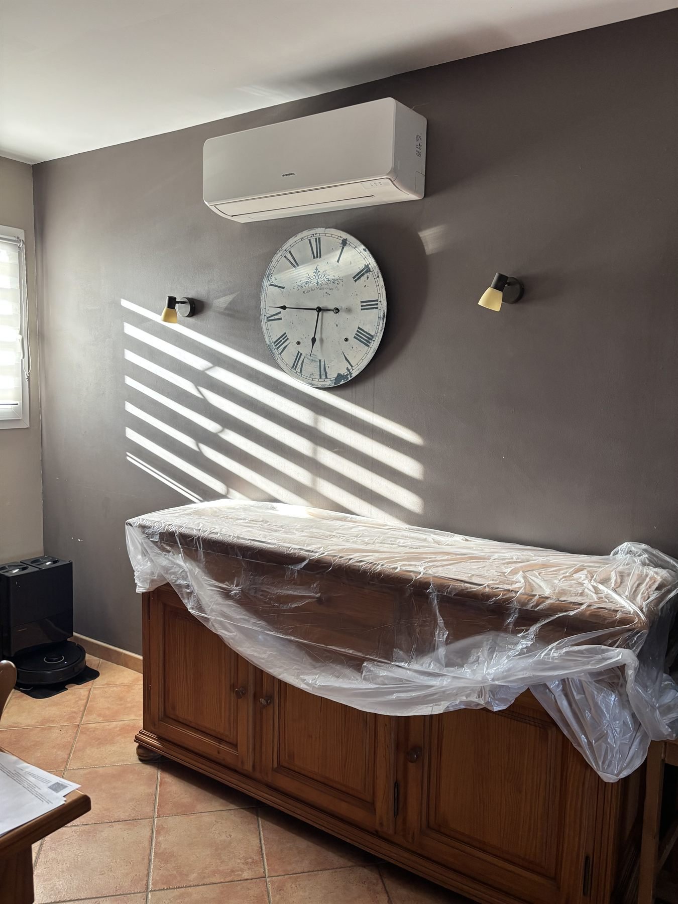 Mobilier protégé par une bâche pendant l'intervention